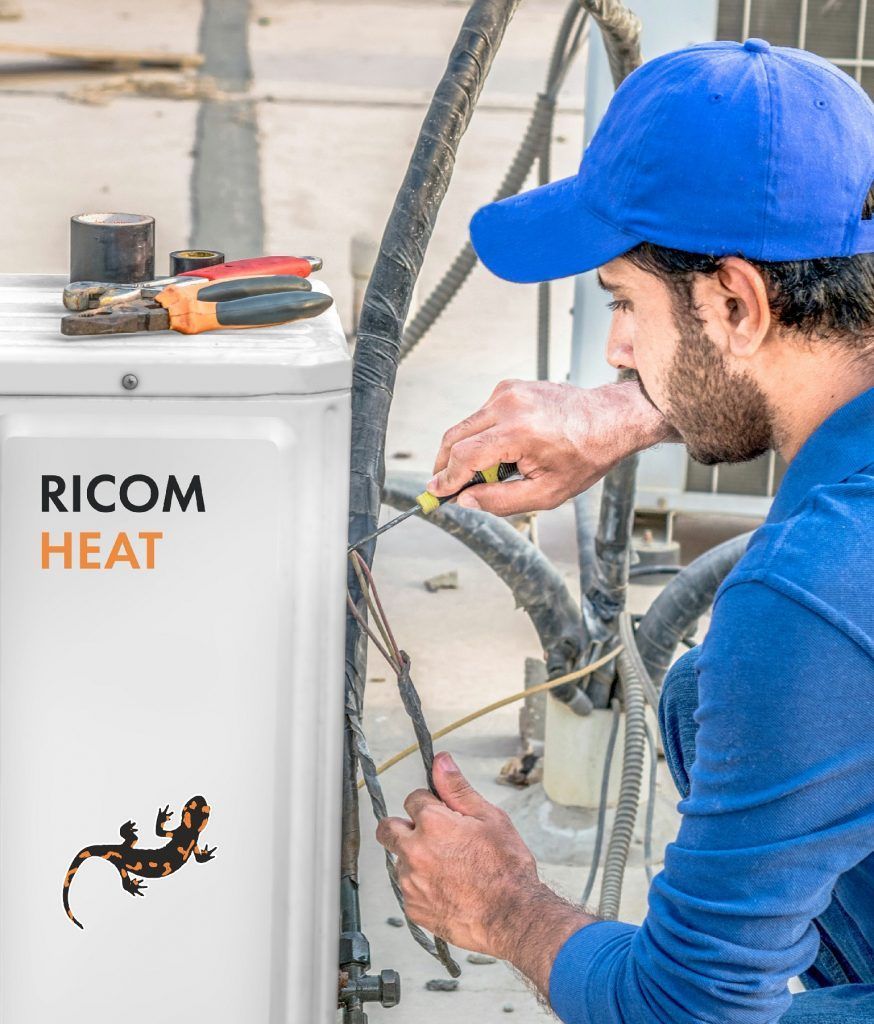 Instalator montuje pompę ciepła producenta Ricom Energy